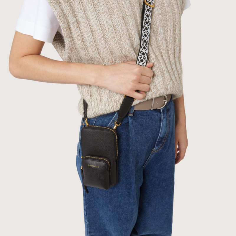 COCCINELLE PIXIE KOŽENÉ POUZDRO NA TELEFON BRUNETTE AW25