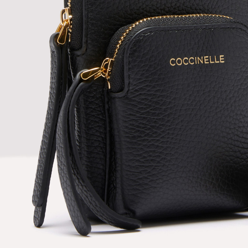 COCCINELLE PIXIE KOŽENÉ POUZDRO NA TELEFON BRUNETTE AW25